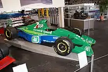 Photo vue de côté de la Jordan 191, verte et bleue, en exposition