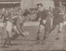 Photo de Joseph Crespo tenant le ballon face à un Australien.