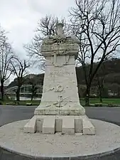 Monument au marquis Jouffroy d'Abbans à Baume-les-Dames devant le bassin de Gondé du Doubs.