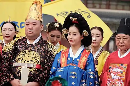 Groupe de personnes en tenues traditionnelles