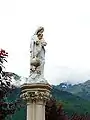 Statue de la Vierge à l'enfant dans le village.