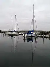 Voiliers de tourisme amarrés à une jetée de bois.
