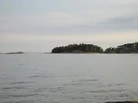 Les 3 îles Kääarmeluodot (de droite à gauche île Nord, Ouest et Est) vues depuis Lauttasaari.