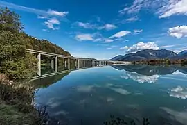 Le pont routier de la route Loiblpass Strasse B91 sur le réservoir.