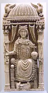 Impératrice Ariadne X. Diptyque consulaire. Ivoire, H. 26,5 cm. Constantinople, vers 500. Musée d'Histoire de l'art de Vienne