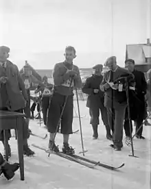 Un skieur de fond au départ d'une course