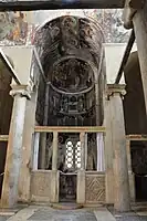 L'iconostase de marbre, la Sainte Table et les hagiographies dans la niche du sanctuaire. La Vierge Marie peut être vue intronisée avec les anges serviteurs, le Christ comme Souverain Sacrificateur, le Christ qui communique les Apôtres lors de la Dernière Cène et dans la dernière zone les Pères de l'Église.