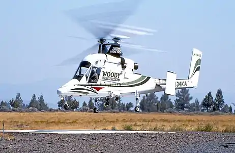 Kaman K-1200 de Woody Contracting (N134KA) au départ de l'aéroport de Prineville en Oregon pour une nouvelle place de stationnement en vue d'interventions sur les B&B Complex fires (en) (août 2003).