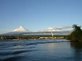 Vue du Klioutchevskoï enneigé à gauche depuis Klioutchi.
