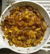 Après la cuisson, un changement de couleur vers le jaune se produit et l'odeur de phénol devient très intense.