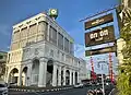 A gauche la banque Kasikorn et à droite l'hôtel On On, le plus ancien hôtel de Phuket, ouvert depuis 1927 et totalement rénové en 2012