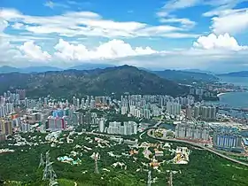 Vue du mont Kau Keng dominant la ville de Tuen Mun, depuis le Castle Peak.