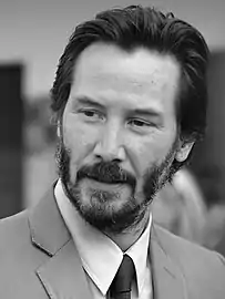 Keanu Reeves a une mère anglaise et un père d'origine hawaïenne, anglaise, irlandaise, portugaise et chinoise,,.