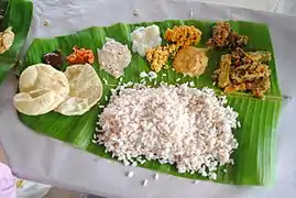 Un thali keralais. Il peut être un repas de fête plus élaboré (banquet), appelé sadya.