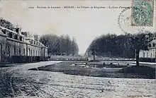 Le château de Kerguéhennec au début du XXe siècle : la cour d'honneur (carte postale).