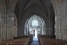 À droite et à gauche, on voit les quatre piles de la croisée. Entre celles de gauche, l'amorce d'un arc. Idem à droite. Entre les deux piles les plus éloignées, un grand arc. Au-delà de cet arc, toute la nef, jusqu'à la rose ouest.