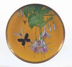 Plat, cuivre doré, émail cloisonné opaque (vers 1895), Khalili Collections (en).