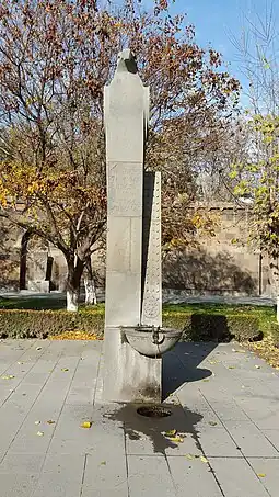 Monument surmonté d'un aigle à Etchmiadzin à la mémoire de Mkrtich Khrimian et de sa « louche de fer ».