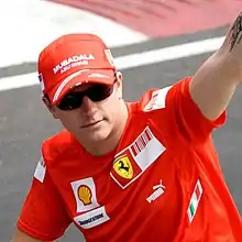 Portrait de Kimi Räikkönen saluant le public en 2008