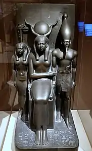 Triade avec Hathor assise au centre, 15e&nbsp;nome, Hermopolis Magna, nome du Lièvre, 84,5&nbsp;×&nbsp;43,5&nbsp;cm. Musée des Beaux-Arts de Boston MFA 09.200.