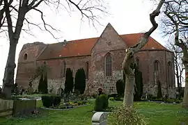 Ornement favori des oculi aveugles (Rundblenden), ici dans celui de droite ; église de Reepsholt (Allemagne).