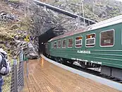 Le train de la Flåmsbana, arrêté pour laisser les touristes admirer la cascade.