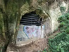 Une entrée fermée de la carrière, accessible aux chauves-souris.