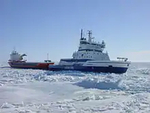 Cargo remorqué par un brise-glace.