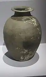 Jarre de Koguryo, VIe siècle. Grès à décor en quadrillage. H. 35,7 cm. Pyongyang. Musée national de Corée