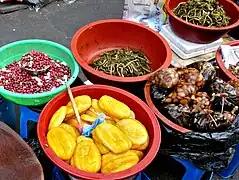 Nourriture en vente sur un trottoir du marché.