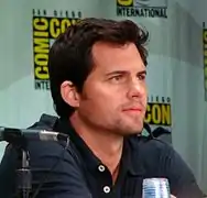 Kristoffer Polaha interprète Nathaniel « Baze » Bazile