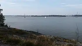 Kruunuvuorenselkä, vu de Laajasalo, où Kruunuvuorensilta est en cours de construction. À l'arrière-plan Korkeasaari.