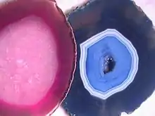 Agates colorées en rose et bleu-violet.