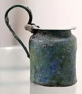 Kyathos en bronze, (vers 310-200 av. J.-C.), tombe F de la nécropole de Bosco le Pici.