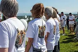 Photographie en couleurs, représentant plusieurs personnes vêtues de blanc.