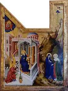 Peinture. Marie est assise dans un édicule de style gothique, avec par-derrière un édifice doté d'arcs en plein cintre.