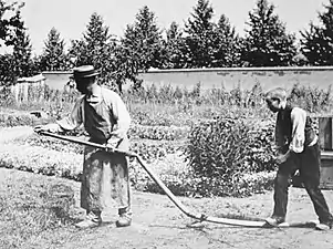 Pour mémoire : L'Arroseur arrosé, de Louis Lumière (axe frontal).