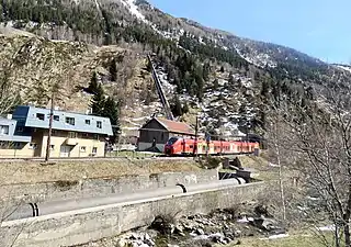 L'Ariège, rame Régiolis et conduite forcée.