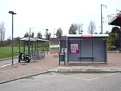 Abribus et vélos.