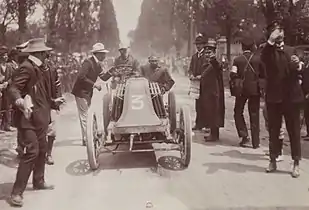 Louis Renault deuxième au général à son arrivée à Bordeaux (Paris-Madrid 1903), avec le mécanicien Ferenc Szisz à sa gauche