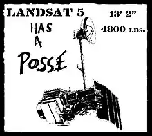 Image en noir et blanc. Un dessin d'un satellite est au milieu de l'image. À sa droite est écrit "Landsat 5 has a posse", "Landsat 5" en caractères d'imprimerie et "has a posse" manusrit. À sa gauche "13' 2   en caractères d'imprmerie, soit ses mensurations. L'image est entouré d'un cadre noir aux traits irréguliers.