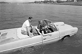 Le président Lyndon B. Johnson conduisant son Amphicar en 1965
