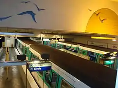 La station La Courneuve - 8 Mai 1945 décorée d'une fresque au plafond.