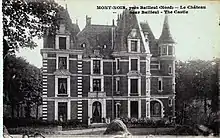 Une vieille photographie noir et blanc d'un château.