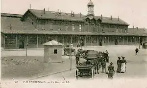 Le bâtiment voyageurs d'origine, construit en bois.