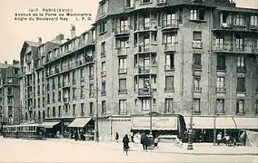 Un tramway Enghien - Trinité à l'angle de l’avenue de la Porte-de-Montmartre et du boulevard Ney.