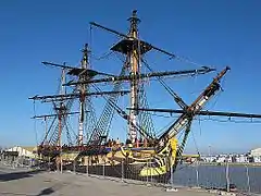 L’Hermione à quai dans le bassin à flot du port de commerce de Rochefort en novembre 2014.