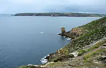 Côte maritime rocheuse.