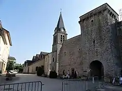 L'église intégrée aux fortifications.