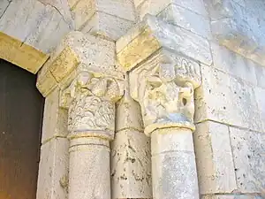 Chapiteaux du portail.